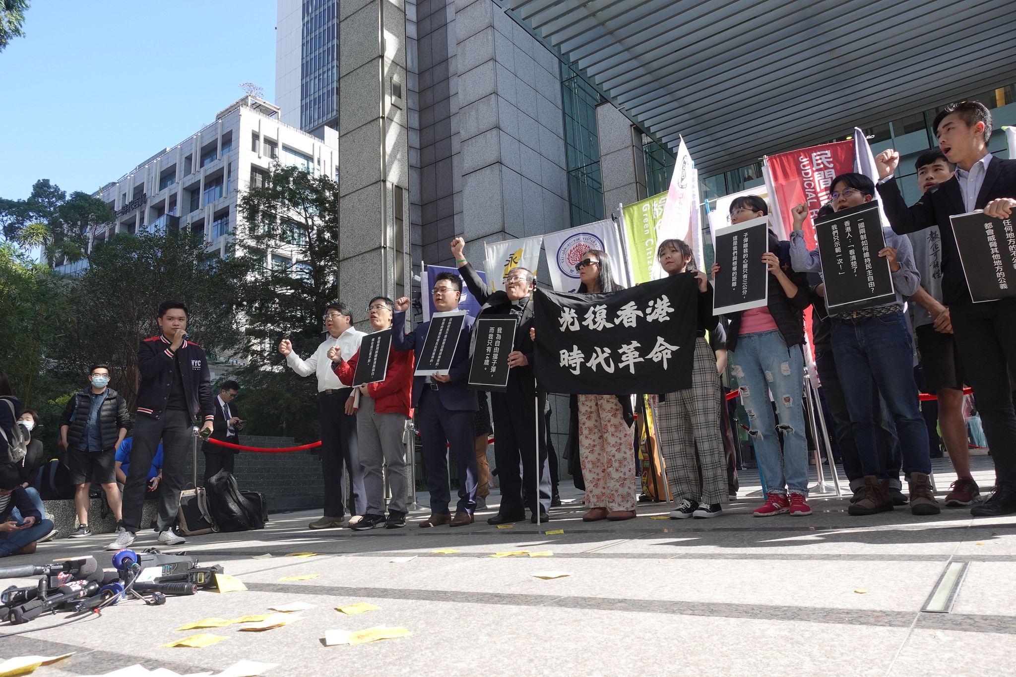 香港邊城青年與十多個公民及學生團體今日到台北香港辦事處抗議。（攝影：張智琦）