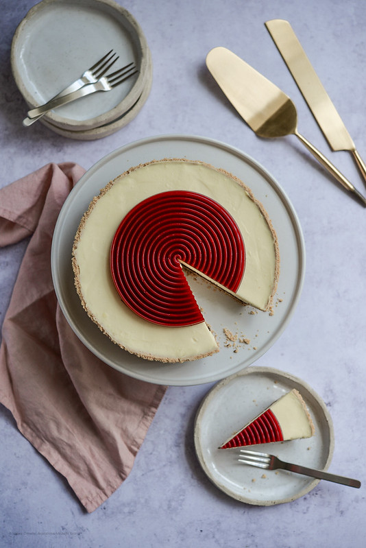 No bake Vanilla cheesecake with chocolate ganache and Raspberry Jelly disc