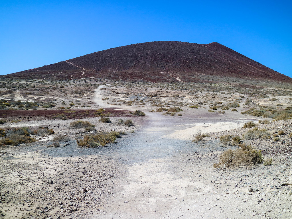 Sendero de ascenso a Montaña Roja