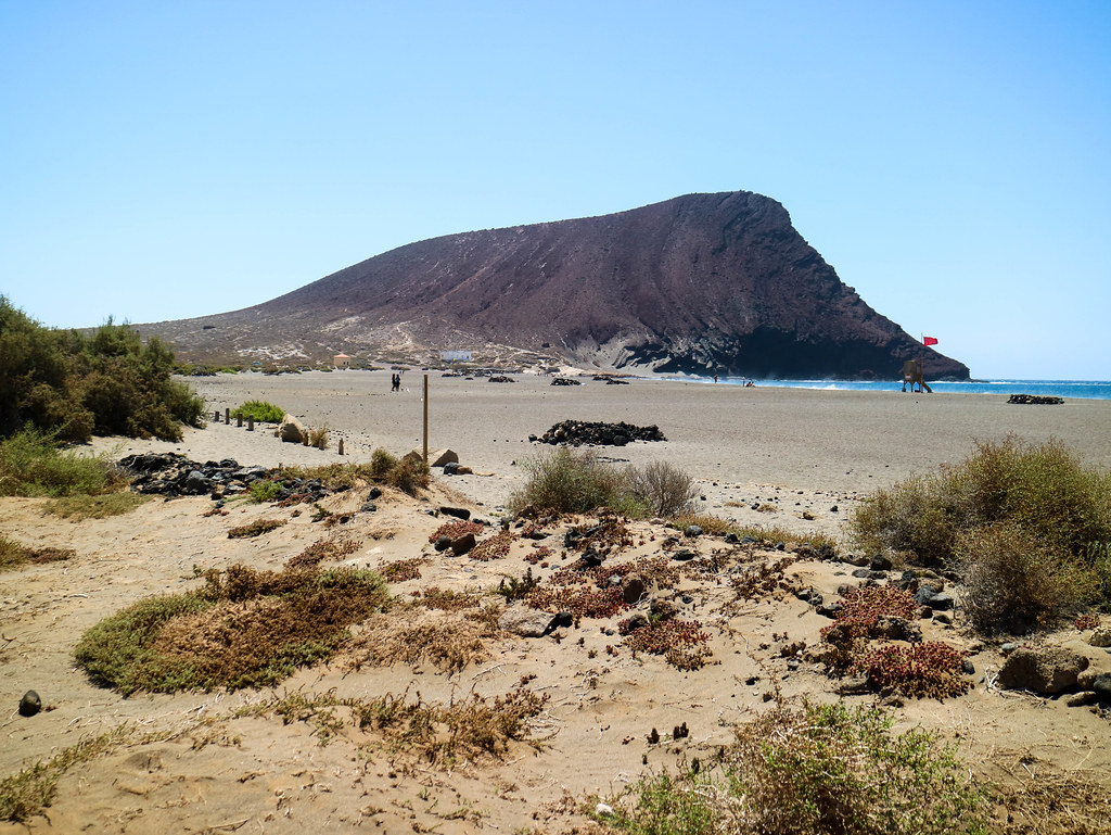 Playa de La Tejita y Montaña Roja al fondo