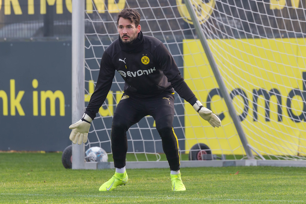 Keeper Roman Bürki from Borussia Dortmund ready to defend … - Flickr
