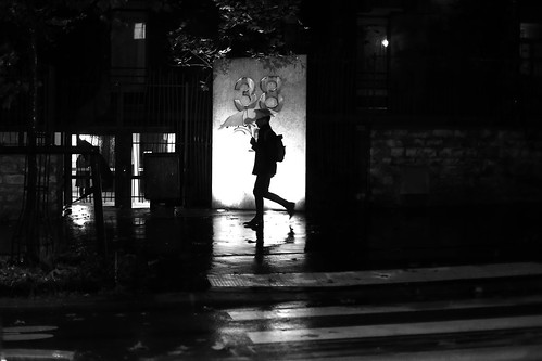 paris13 homme man nuit night lumière light reflets reflection parapluie umbrella photoderue streetview urbanarte noiretblanc blackandwhite photopascalcolin 50mm canon50mm canon