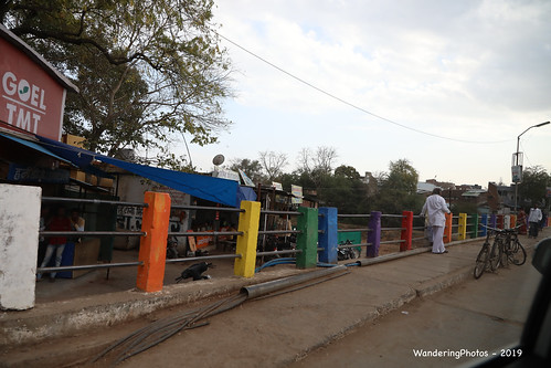 fencesgates flickruploaded travel india madhyapradesh sohagpur threebar metal pole fence colourful posts