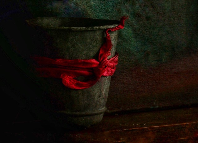 Tin pot with ribbon