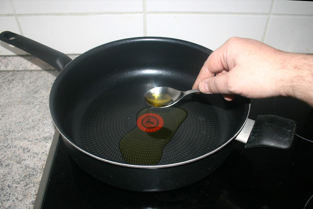 16 - Öl in Pfanne erhitzen / Heat up oil in pan