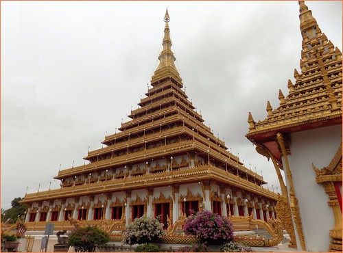 asia seasia asean thailand thai ราชอาณาจักรไทย isaan khonkaen temple stupa 2019 color colour architecture buddhist buddhism decade2010 canadagood building