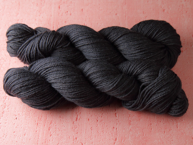 Dynamite DK – Pure British Wool superwash hand dyed yarn 100g – ‘Graphite’ (dark charcoal grey)