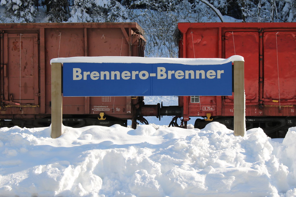 FS: Zweisprachiges Bahnhofsschild im Bahnhof Brennero-Brenner