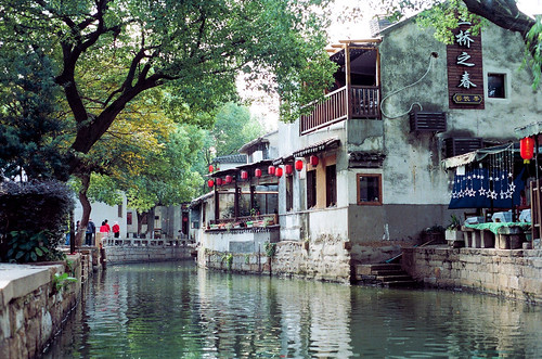 film analogue olympus om1 35mm full frame shanghai china street view colour 400 speed lomo lomography lens om 1 zuiko tongli ancient water town canal river tonglizhen