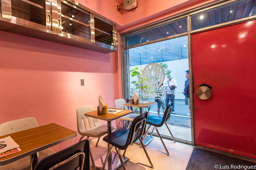 Interior del restaurante, en tonos rosas