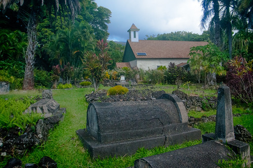 charleslindbergh aviator kipahulu maui hawaii cemetery graveyard palapalahoomauchurch church christian missionary restoration hana history death burial