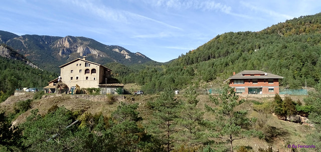 La Vall de Lord'19 -21- De Montcalb a Gósol -04- Camí del Molí d'en Güell a Bonner -04- Cal La Collada y Can Costa, con la Serra del Verd (17-10-2019)