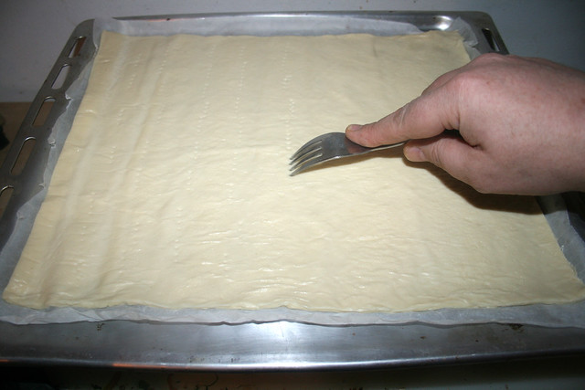 44 - Pizzateig mit Gabel anstechen / Prick dough with fork