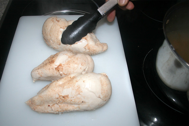 33 - Hähnchenbrüste entnehmen / Remove chicken breast from pot