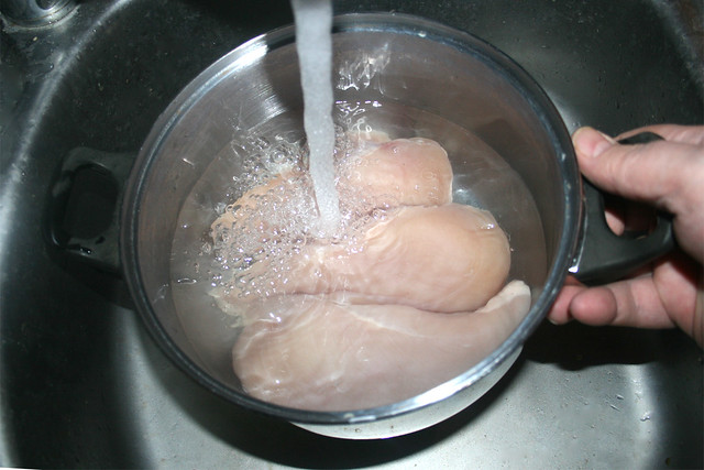 27 - Hähnchenbrustfilets mit Wasser bedecken / Cover chicken breasts with water