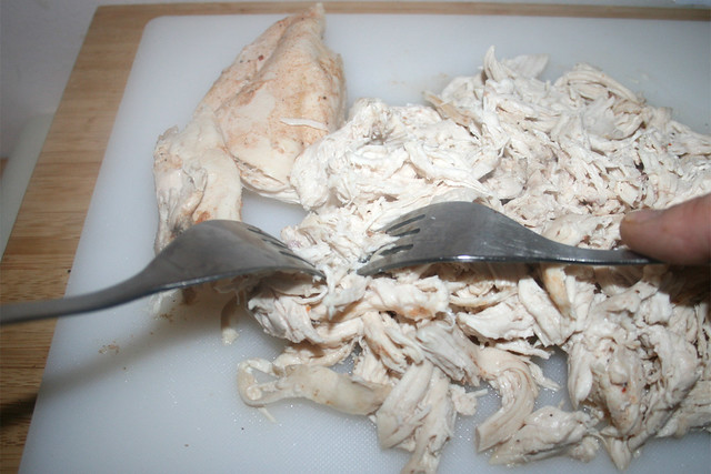 34 - Hähnchenbrüste mit Gabeln zerteilen / Shred chicken with forks