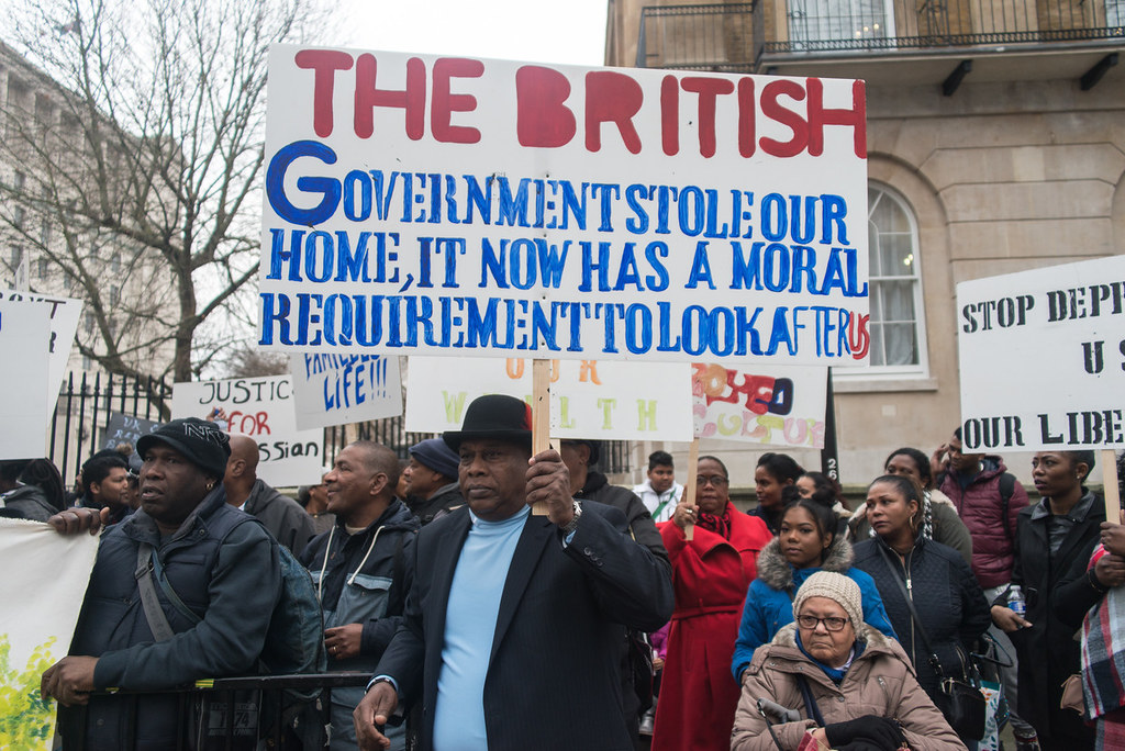查戈斯群島居民在倫敦抗議，高舉寫有「英國政府偷走我們的家園」的標語。（圖片來源：Alberto Pezzali/ZUMAPRESS.com）
