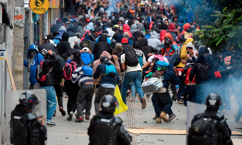 示威者在首都波哥大與鎮暴警察爆發衝突。（圖片來源：Raúl Arboleda/AFP)
