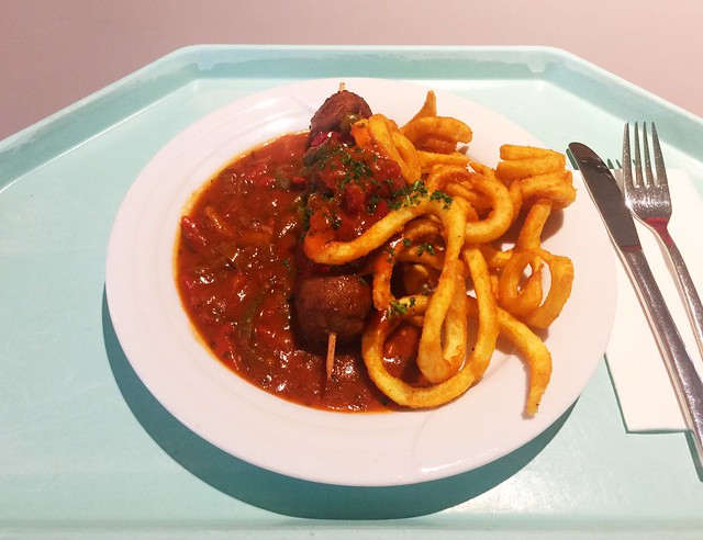 Mincemeat skewer in bell pepper sauce with twister fries / Hackfleisch-Spieß in Paprikasauce mit Twister Fries