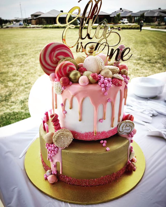 Cake by Minne Sweets & Treats