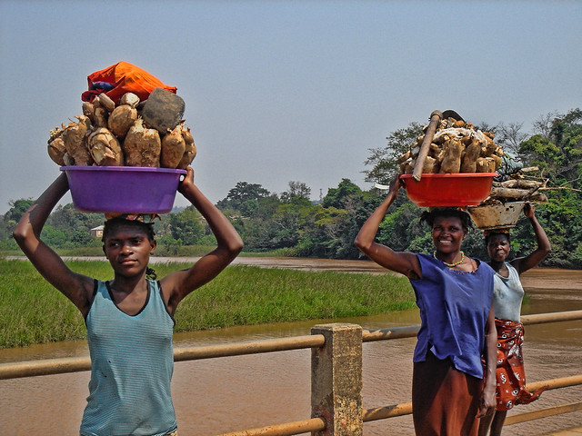 Angola, Dundo - vendedeiras (1)