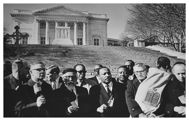 King leads prayer at Tomb of Unknowns: 1968