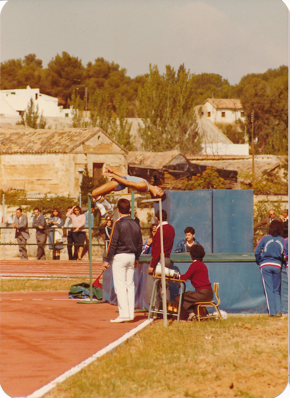Salto de altura en la pista de atletismo del Salto del Caballo en octubre de 1982. Colección de Tomás García del Cerro