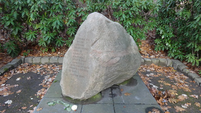 1986 Berlin-O. Gedenkstein für Opfer der Sinti und Roma in der NS-Zeit Parkfriedhof Marzahn Wiesenburger Weg 10 in 12681 Marzahn