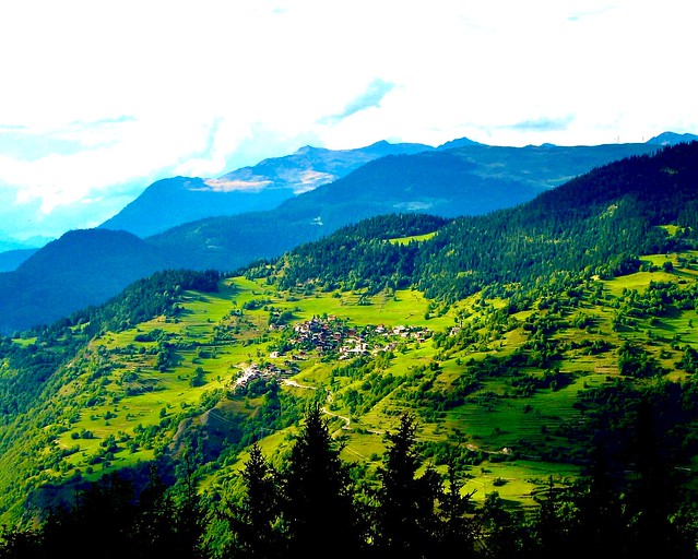 Joli petit village dans son écrin de verdure hte Savoie région Auvergne Rhône Alpes