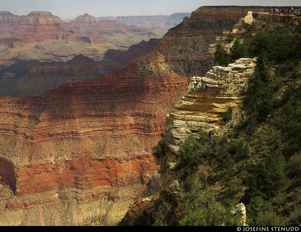 20160826_39 People on rock, seen from Rim Trail, Grand Canyon, Arizona