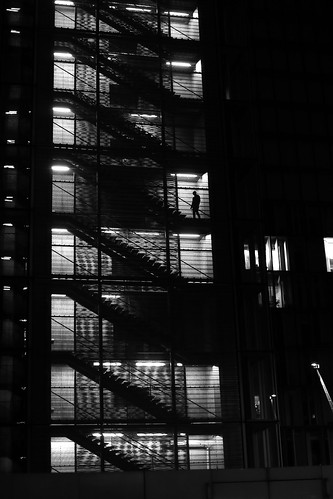 paris13 homme man nuit night escaliers stairs lumière light photoderue streetview urbanarte noiretblanc blackandwhite photopascalcolin 50mm canon50mm canon