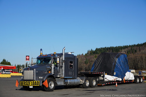 distributing lowboy trailer trucking semi kenworth kw t800 800 oversize load spd smokey point t