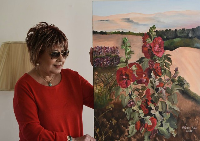 פרידה פירו Frida piro הציירת האמנית העכשווית המודרנית הריאליסטית הירושלמית צילום עצמי ציורי פרחים