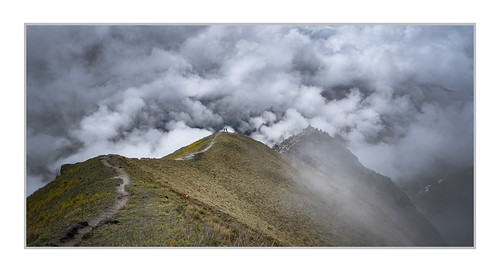 nepal kyanjin mountain himalayas langtang trekking hiking