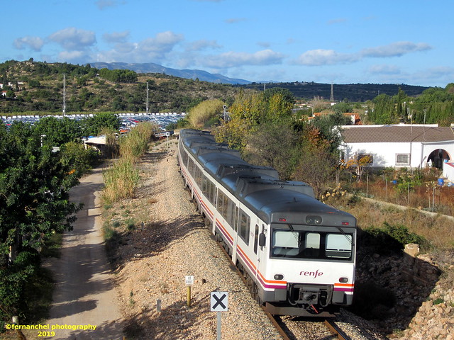 Tren de media distancia de Renfe a su paso por CHESTE (Valencia)
