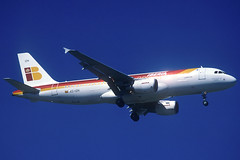 Iberia A320-214 EC-IZH BCN 25/09/2004