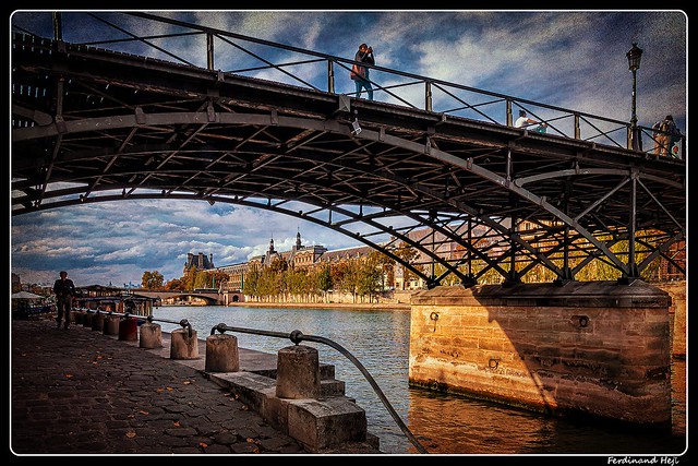 Paris_Seine_Pont des Arts_Louvre_1er Arrondissement