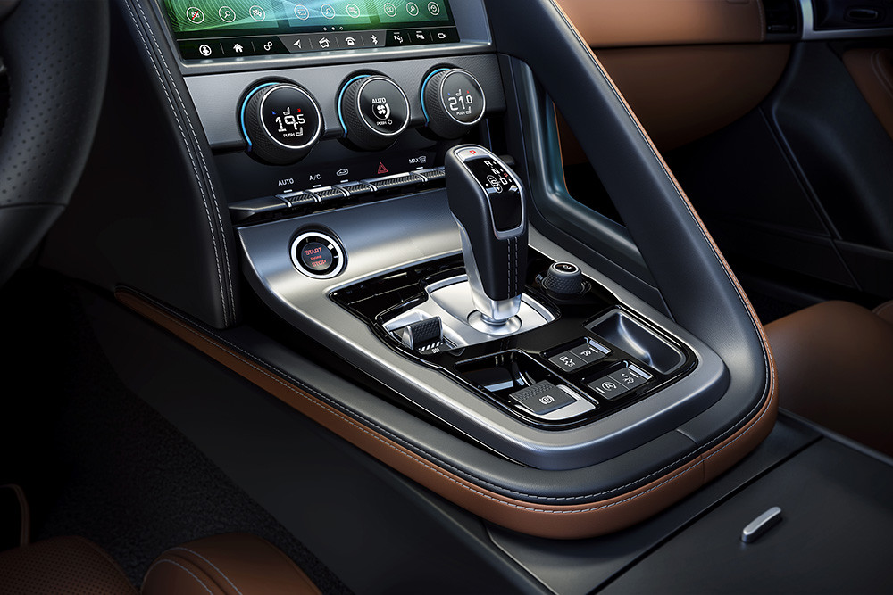 Jag_F-TYPE_21MY_Reveal_Image_Detail_CentreConsole_02.12.19_04