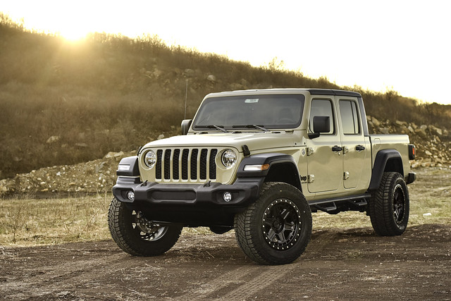 jeep-gladiator-wheels-20-inch-black-rhino-reno-matte-black-brass-bolts-rims - 02