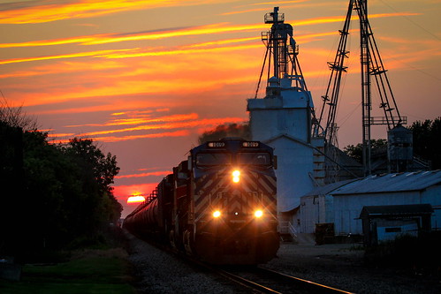 cp canadianpacific watertownsub generalelectriclocomotives ac4400 sunset ixonia wisconsin canon canont6i