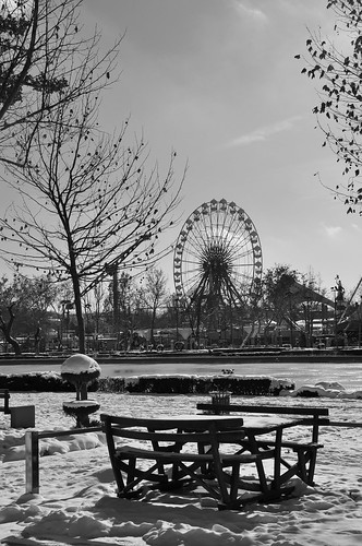 cityscape amusementpark ferriswheel publicpark snow winter turkey türkiye ankara capital monochrome blackandwhite