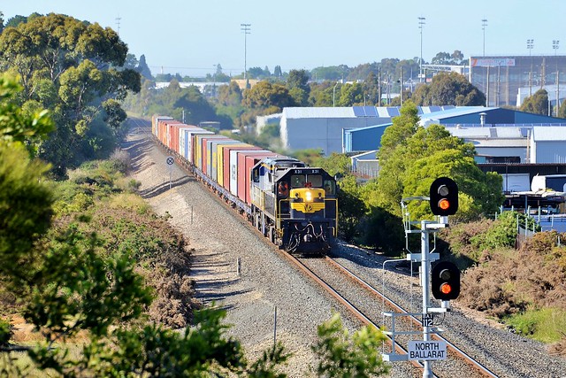 X31+VL360 head north out of Ballarat with Qube's 9177 Melbourne to Ultima container train. (4)