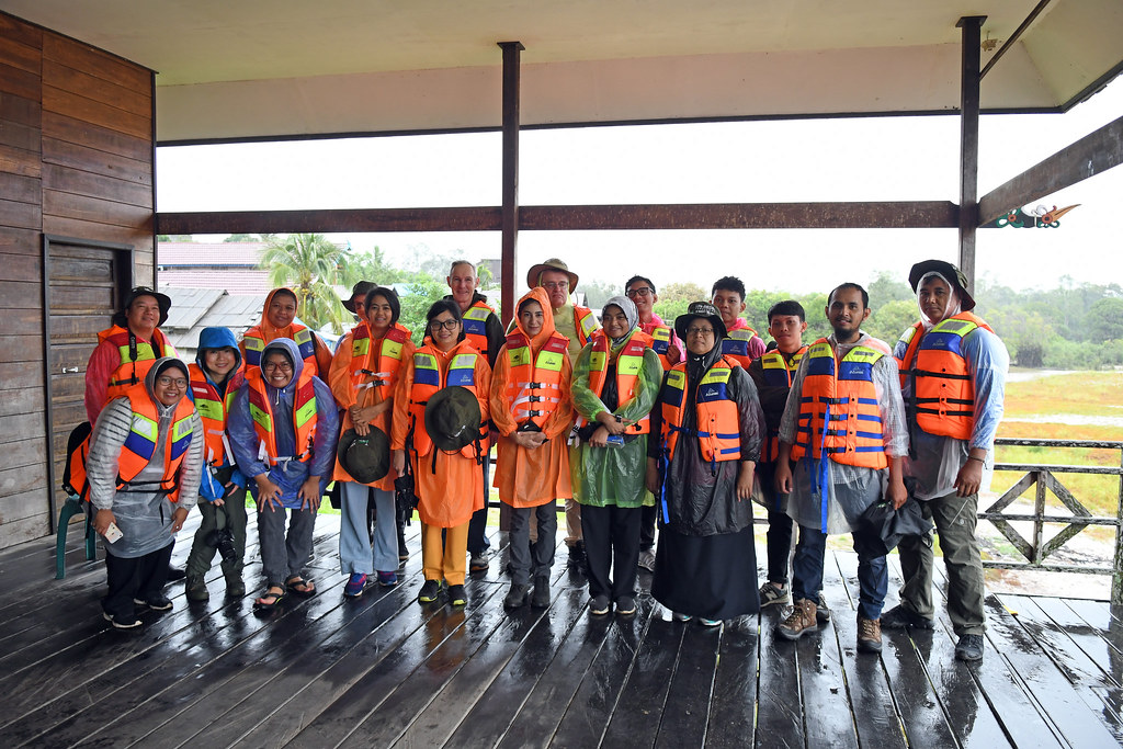 Group photo before canoeing on Gohong river.