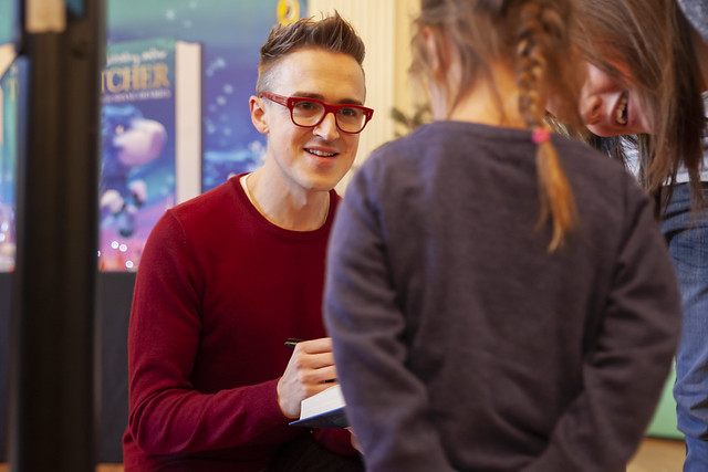 Tom Fletcher signs book for young fan: © Robin Mair
