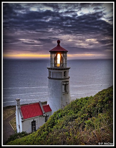 hecetahead light lighthouse heceta oregon coast coastal pacific ocean sunset clouds cloudy sea hill outdoor water beacon iphone8 iphone flickr lanecounty
