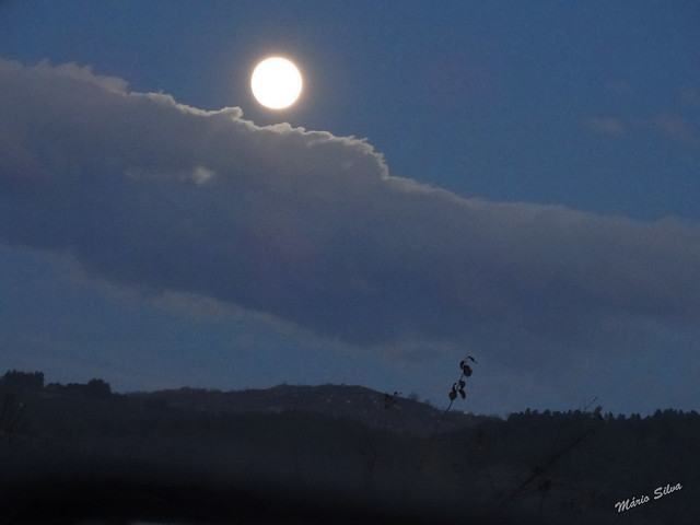Águas Frias (Chaves) - ... a lua aparecendo depois de sair por detrás das nuvens ...
