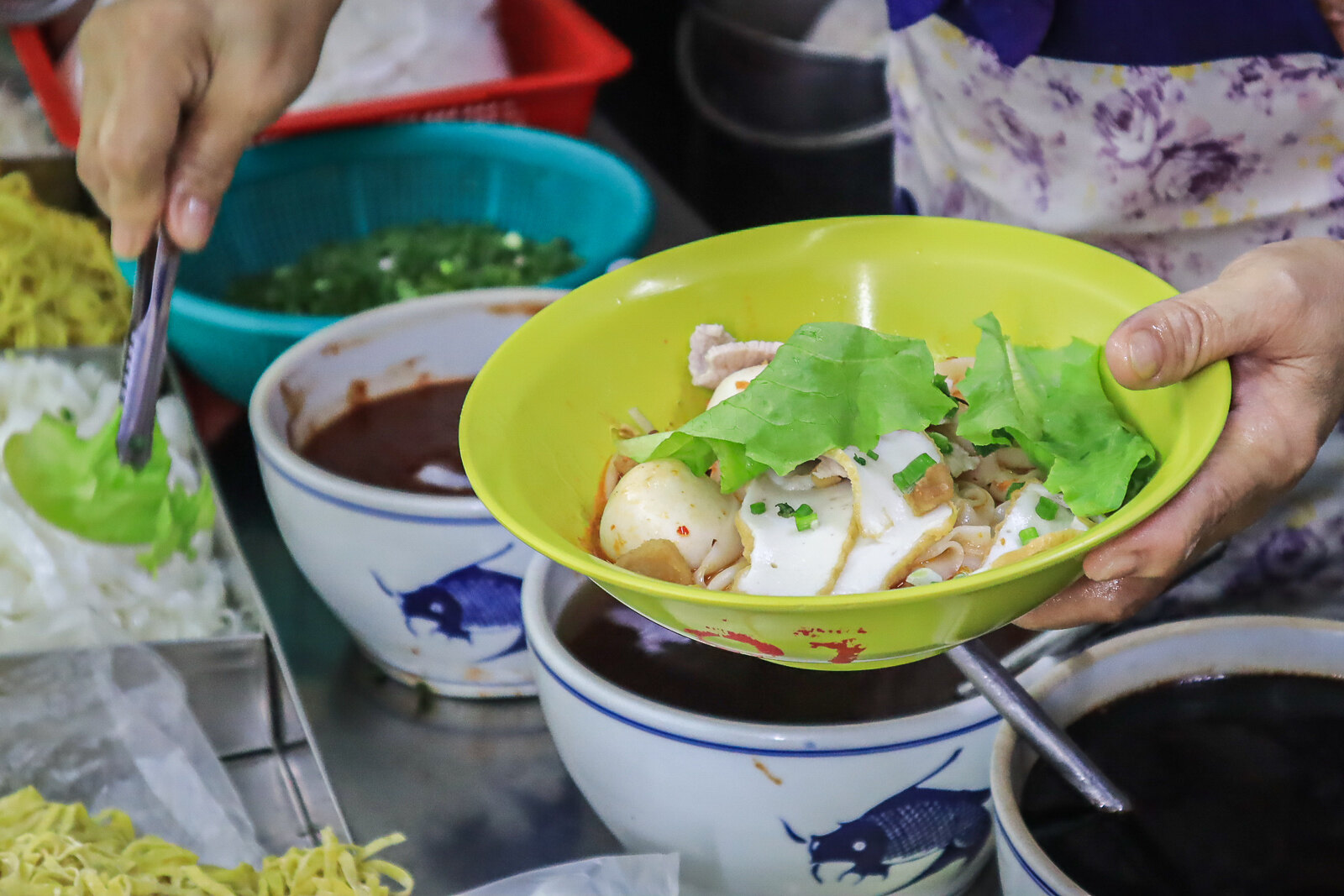 塔曼宫市场和食品中心- Leng Huat fishball noodle holding bowl