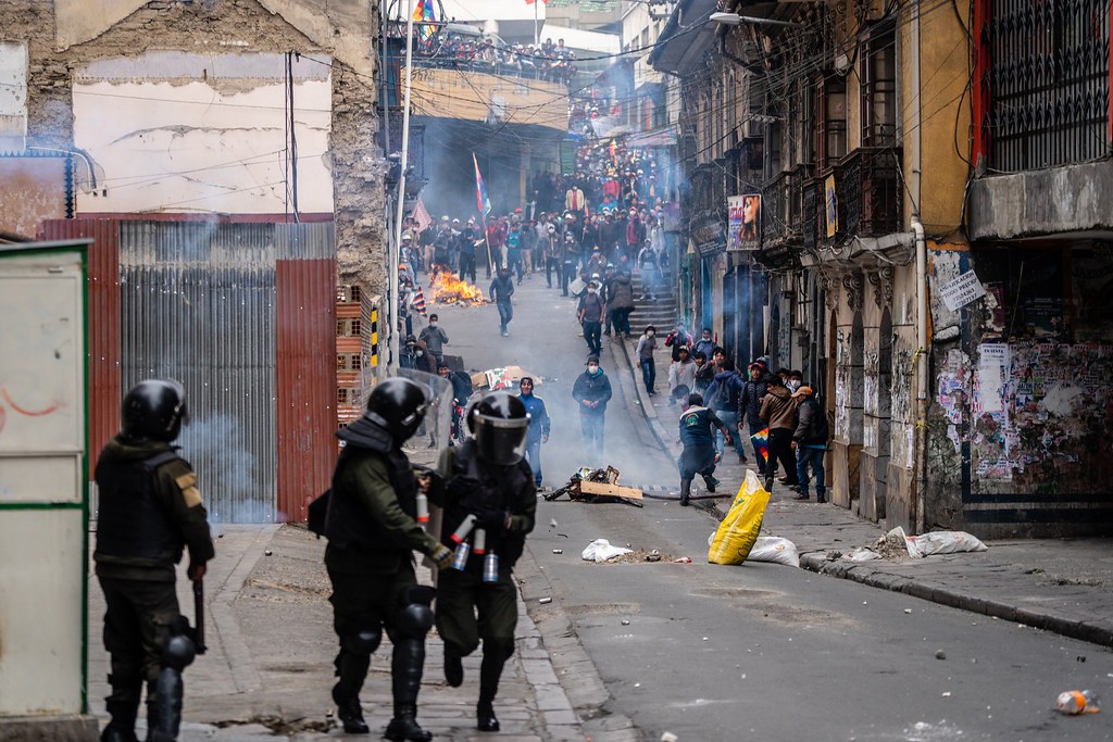 玻利維亞示威群眾與警察爆發衝突。（圖片來源：Federico Rios/The New York Times）