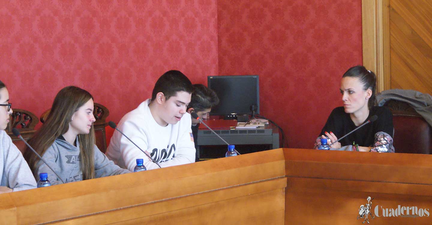 alumnos-de-secundaria-celebran-la-constitucion-debatiendo-sobre-el-articulo-45-en-el-ayuntamiento-de-tomelloso-12