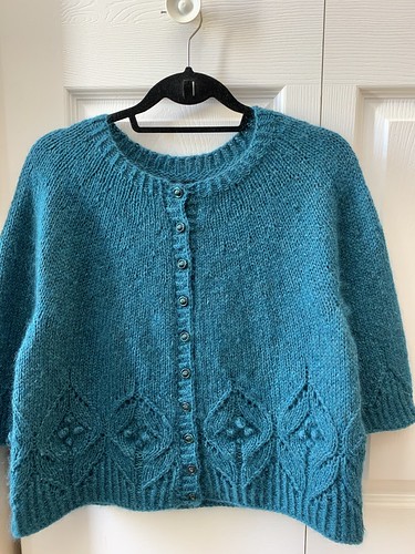 I finished my Magnolia Chunky Cardigan by Camilla Vad. I used The Fibre Co. Arranmore Light in Kinnego Bay and Drops Kid Silk in Petrol.